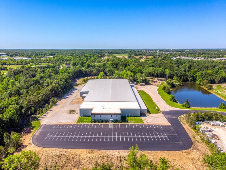 More Photos Of 1402 E Veterans Memorial Pky, Warrenton Manufacturing For Sale