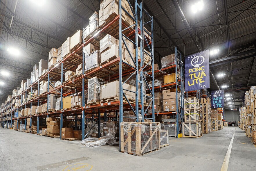 More Photos Of 1675 Boul de Montarville, Boucherville Warehouse For Lease