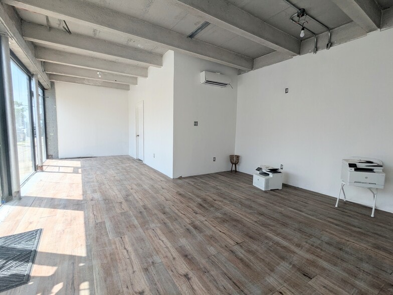 More Photos Of 179 N Main St, Freeport Storefront Retail Office For Lease