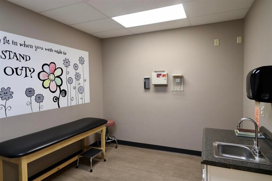 More Photos Of 1203 E College St, Brownsville Medical For Sale