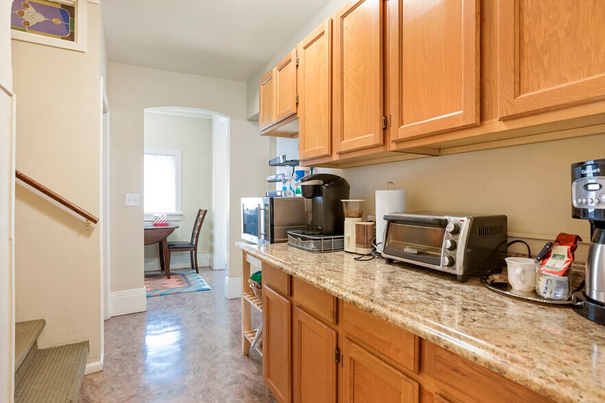 More Photos Of 1979 W Littleton Blvd, Littleton Office Residential For Lease