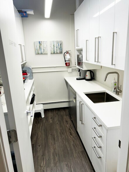 More Photos Of 88 Lonsdale Ave, North Vancouver Office For Lease