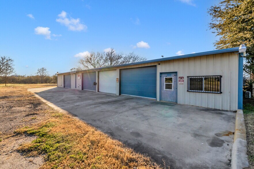 More Photos Of 11211 S US Highway 181, San Antonio Warehouse For Sale
