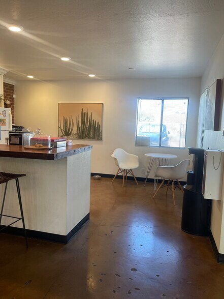 More Photos Of 2546 E Indian School Rd, Phoenix Storefront Retail Office For Lease