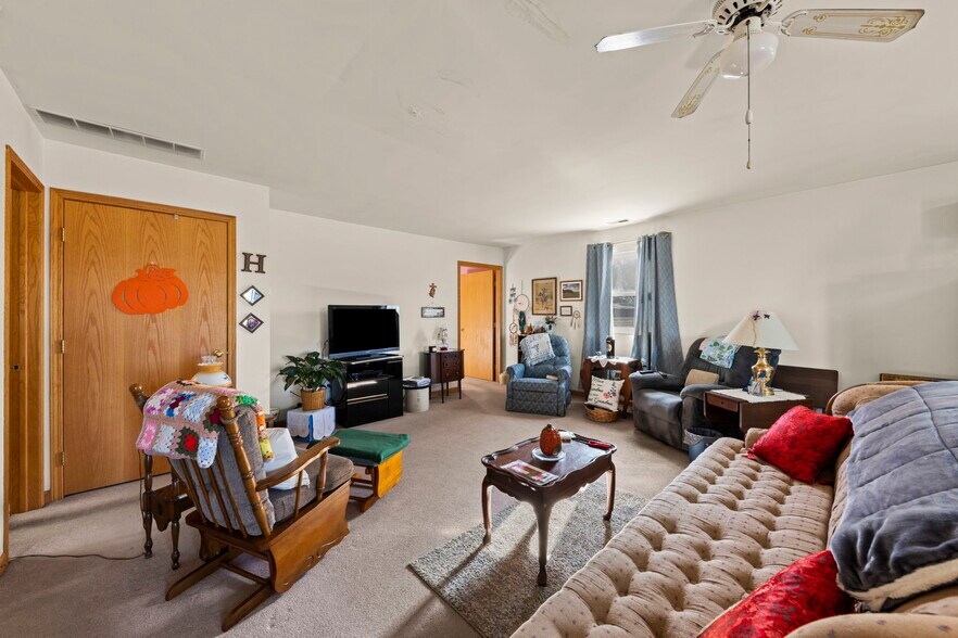 More Photos Of 645 E Lasalle St, Somonauk Showroom For Lease