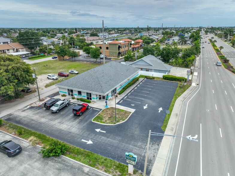 More Photos Of 715 Cape Coral Pky, Cape Coral Veterinarian Kennel For Sale