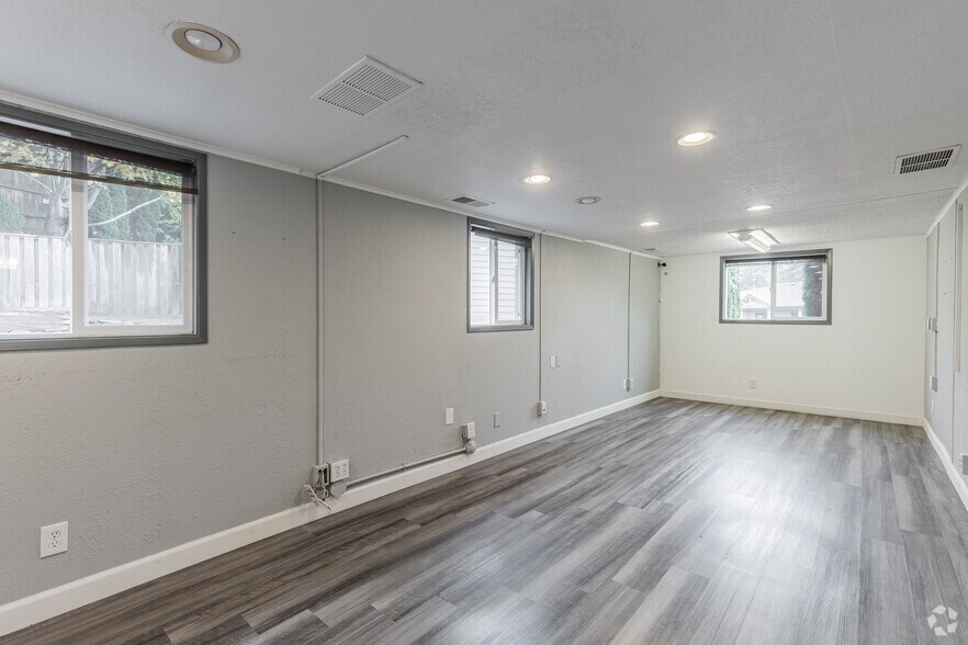 More Photos Of 6823 SW Canyon Rd, Portland Office For Sale