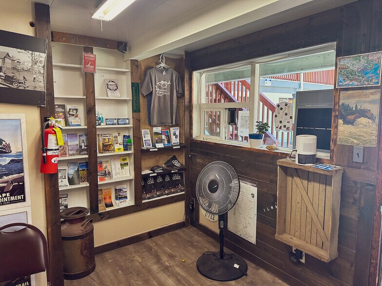 More Photos Of 126 Spruce St E, Ilwaco Hotel For Sale