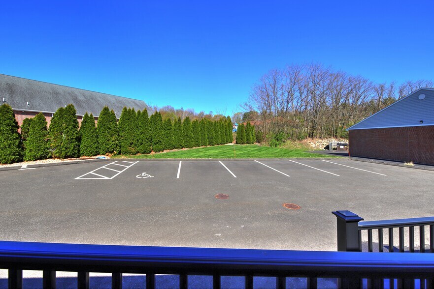 More Photos Of 471 Monroe Tpke, Monroe Medical For Lease