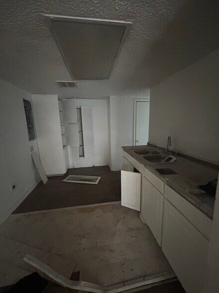 More Photos Of 200 N Beach St, Fort Worth Office For Sale