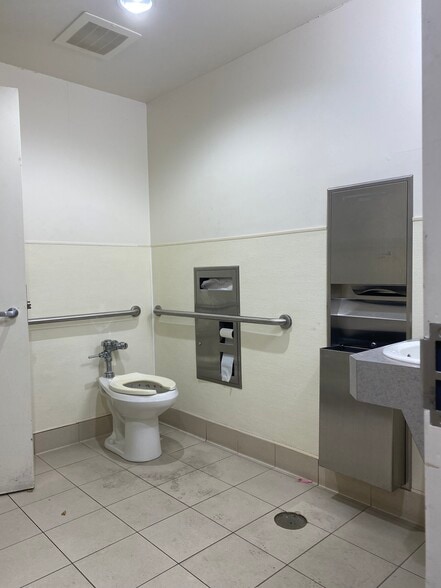 More Photos Of 2136 Railroad Ave, Pittsburg Bank For Lease