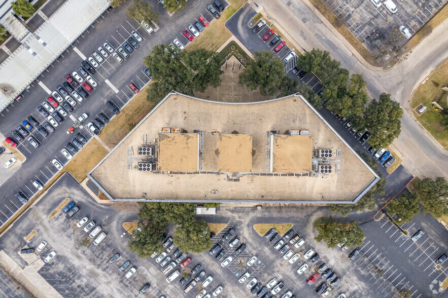 More Photos Of 7929 Brookriver Dr, Dallas Office For Lease