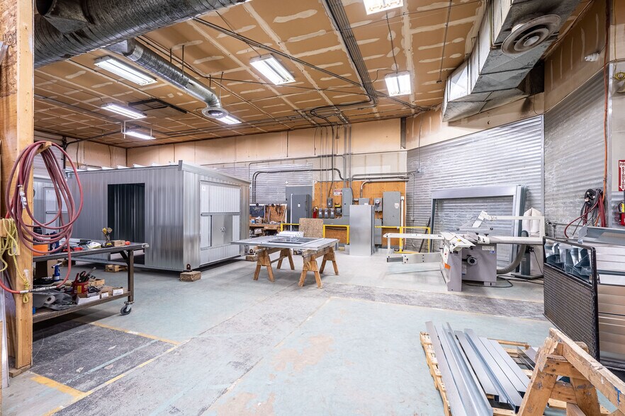 More Photos Of 4702 40 Av, Lloydminster Industrial For Lease