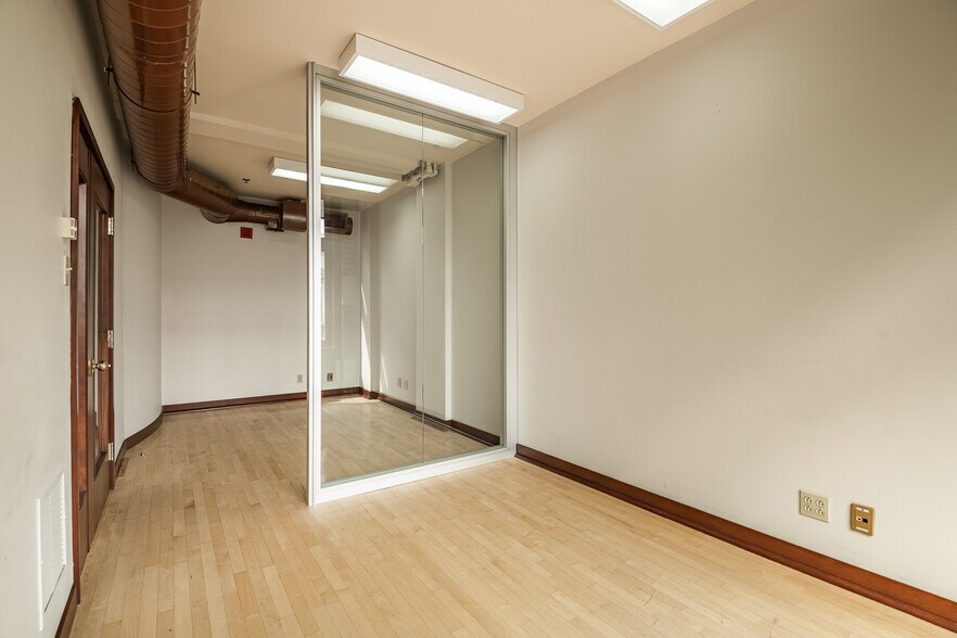 More Photos Of 261 Rue Saint-Jacques, Montréal Office For Lease