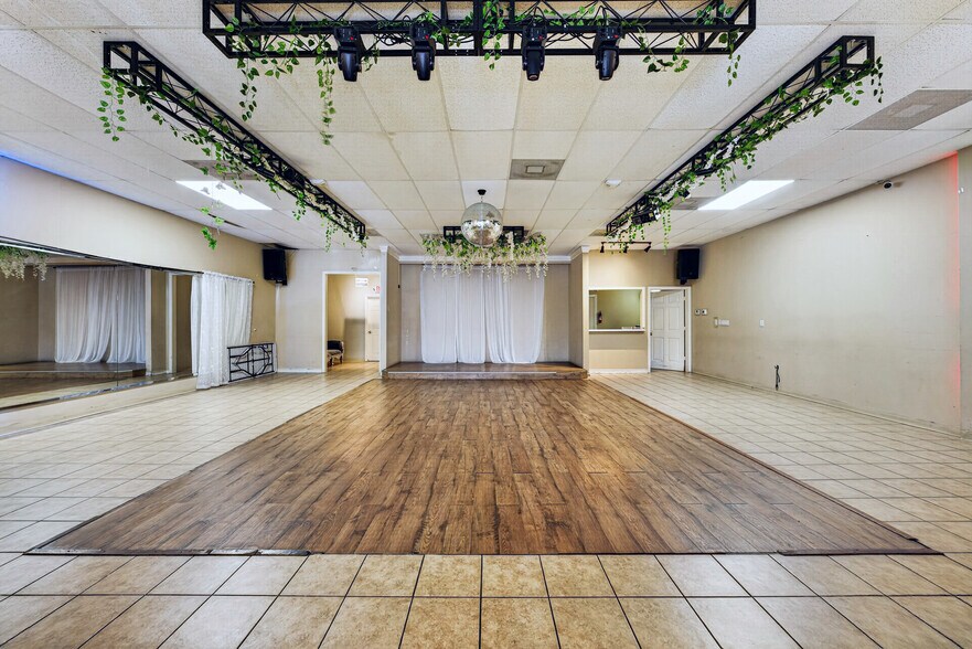 More Photos Of 6920 Cook Rd, Houston General Retail For Lease