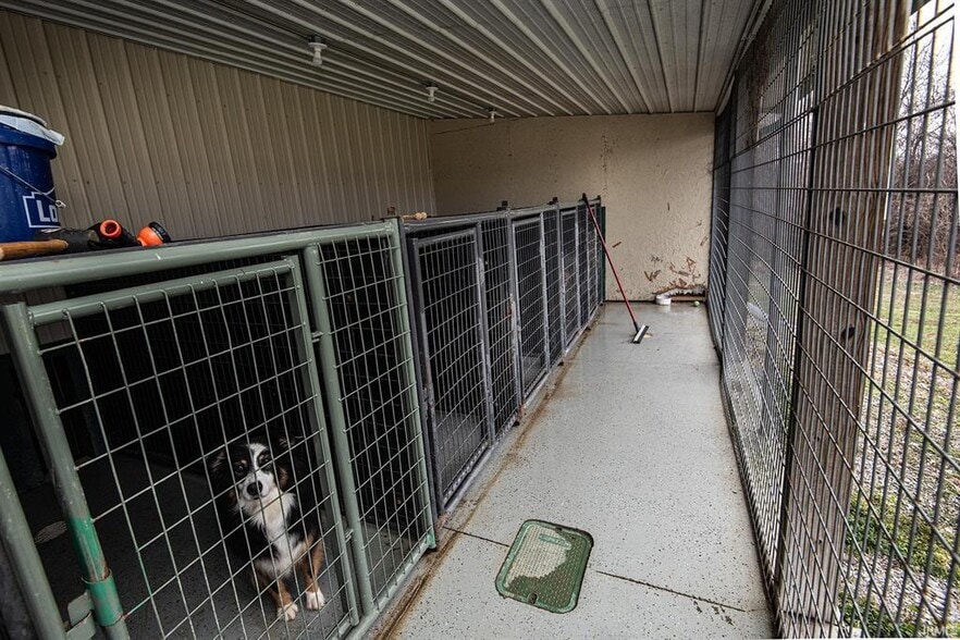 More Photos Of 433 S Hickory Corner Rd, Vincennes Veterinarian Kennel For Sale