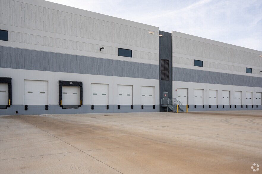 More Photos Of 3075 Valley View Ln, Dfw Airport Industrial For Sale