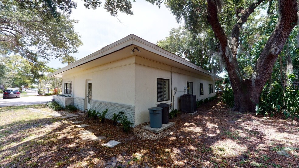 More Photos Of 2127 10th Ave, Vero Beach Office Residential For Sale