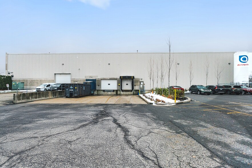 More Photos Of 16715 Boul Hymus, Kirkland Warehouse For Lease