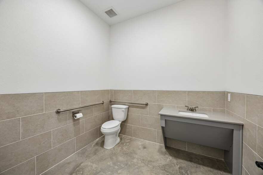 More Photos Of 908 Cresthaven Dr, Euless Showroom For Lease