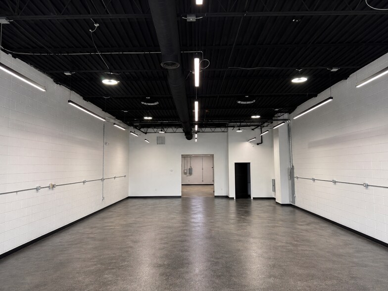 More Photos Of 24061 W 10 Mile Rd, Southfield Storefront Retail Office For Sale