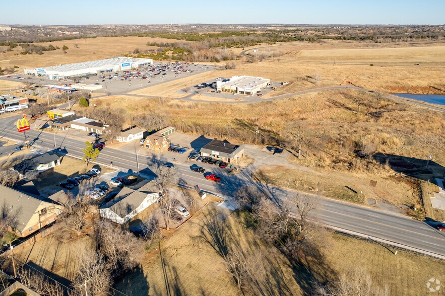 More Photos Of 1601 S Division St, Guthrie Freestanding For Lease