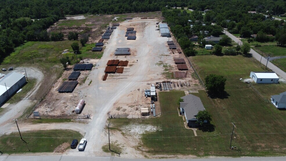 More Photos Of 701 W Broadway, Seminole Manufacturing For Sale