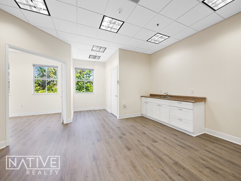 More Photos Of 701 SE 32nd Ct, Fort Lauderdale Flex For Lease