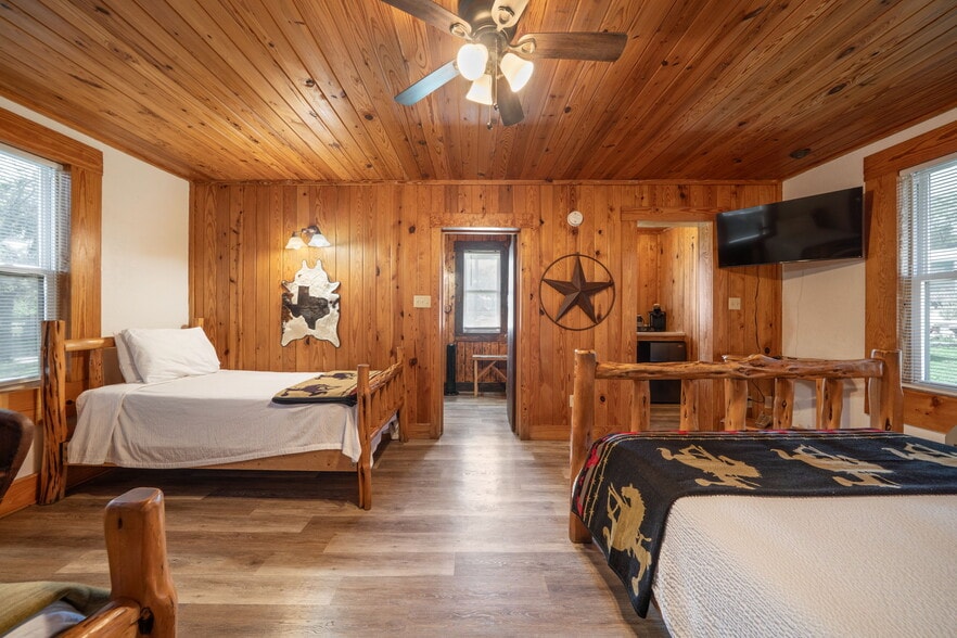 More Photos Of 1103 Maple St, Bandera Hotel For Sale