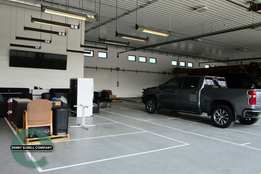 More Photos Of 18720 Highway D20, Alden Flex For Lease