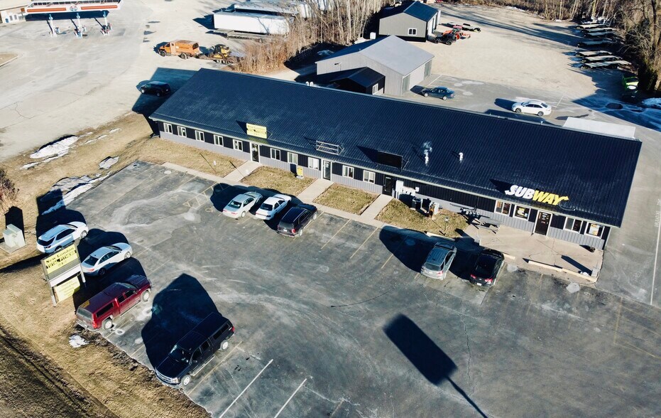 More Photos Of 1186 N Shawano St, New London General Retail For Lease