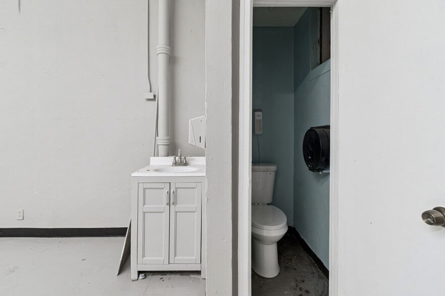 More Photos Of 715 McDuff Ave N, Jacksonville Storefront Retail Residential For Sale