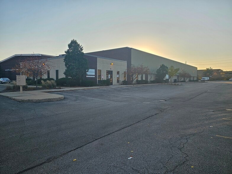 More Photos Of 3450-3464 W Touhy Ave, Skokie Warehouse For Lease