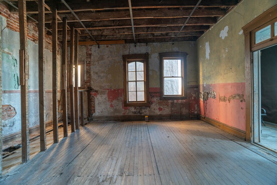 More Photos Of 217 W Main St, Washington General Retail For Sale