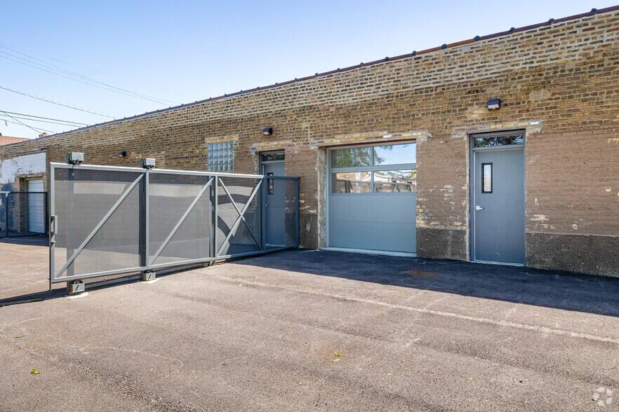 More Photos Of 4256 W Diversey Ave, Chicago Warehouse For Lease