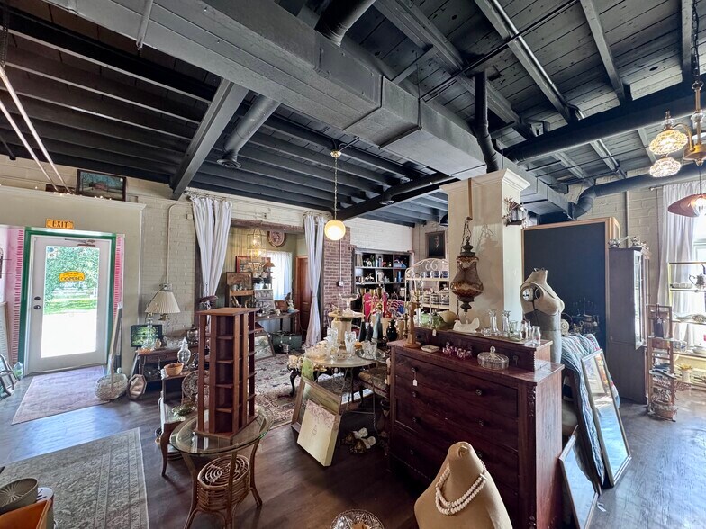 More Photos Of 127 W Calhoun St, Macomb Freestanding For Sale