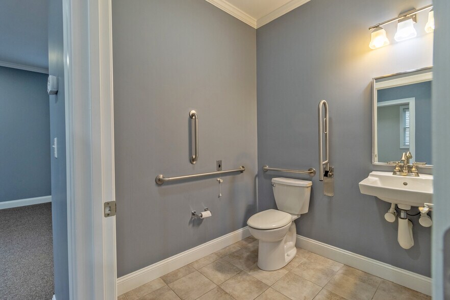 More Photos Of 447 Naubuc Ave, Glastonbury Office For Sale