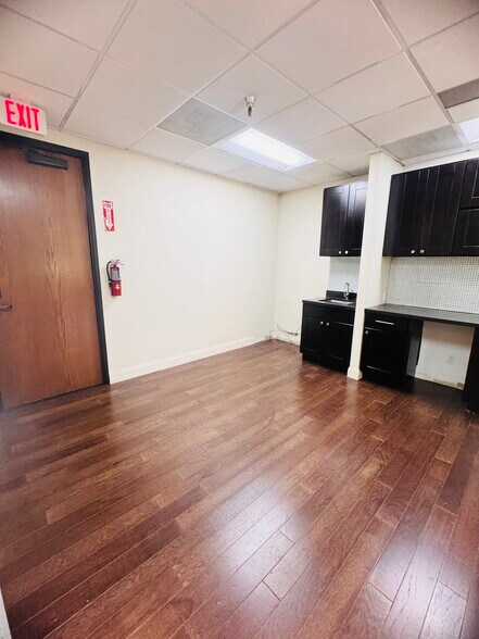 More Photos Of 21731 Ventura Blvd, Woodland Hills Medical For Lease