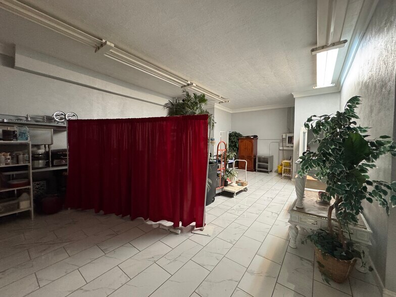 More Photos Of 1221 Overland Ave, Burley Storefront For Sale