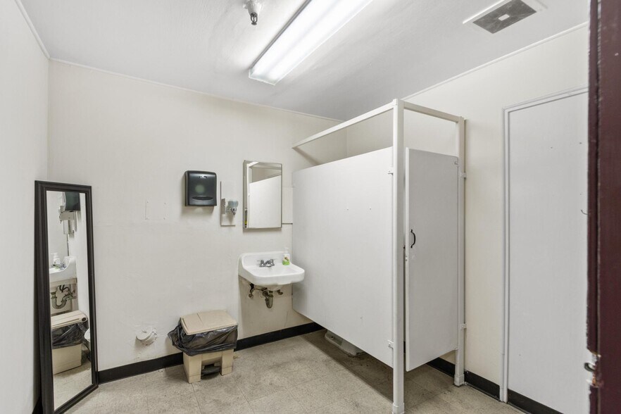 More Photos Of 6310 Corsair St, Commerce Manufacturing For Sale