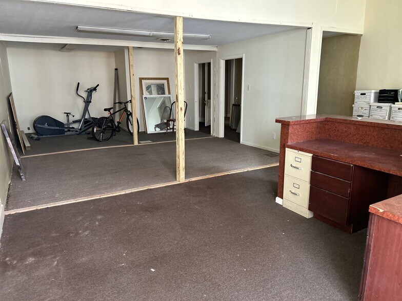 More Photos Of 214 Main St, Paris Office Residential For Sale