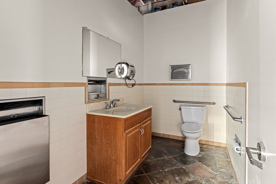 More Photos Of 2951-2953 Lincoln Blvd, Santa Monica Loft Creative Space For Sale