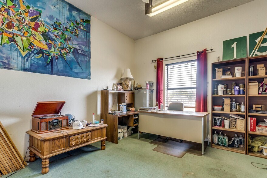 More Photos Of 220 W Lipan Dr, Lipan Religious Facility For Sale