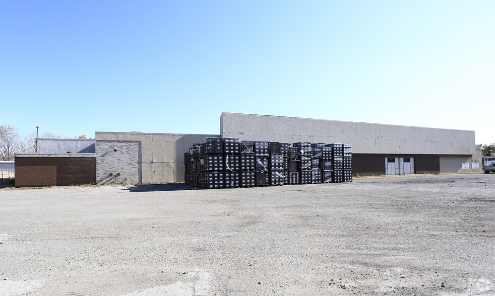 More Photos Of 2001 Elyria Ave, Lorain Warehouse For Lease