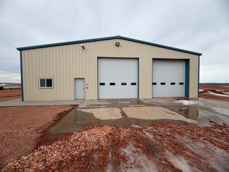 More Photos Of 2114 24th Ave SE, Watford City Warehouse For Sale