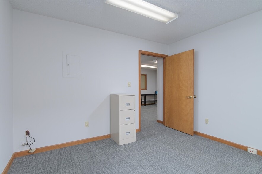 More Photos Of 156 Main St, Ludlow Office For Sale