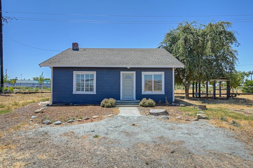 More Photos Of 19435 East St, Woodland Specialty For Sale