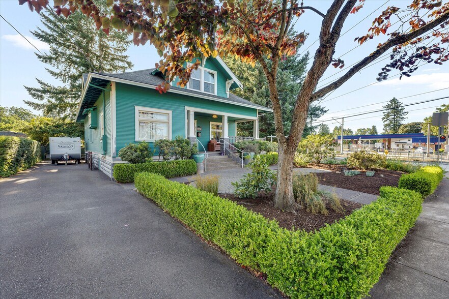 Primary Photo Of 835 N Main Ave, Gresham General Retail For Sale