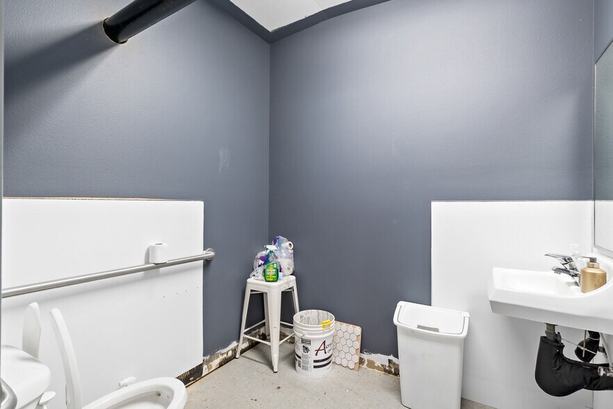 More Photos Of 105 1st St, Langley Storefront Retail Residential For Sale