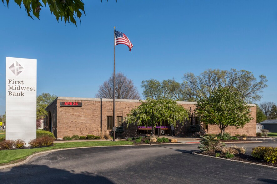 More Photos Of 324 E Main St, Knoxville Bank For Lease